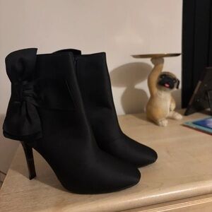 Elegant Black Heeled Boots with Bow Detail